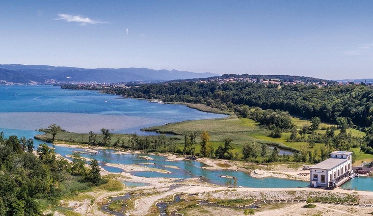 Das Kraftwerk Hagneck kurz vor dem Bielersee gilt seit seiner Neukonzessionierung als vorbildlich in Bezug auf die Minimierung der ökologischen Folgen der Wasserkraft. Andernorts stockt diese Sanierung.(© Tourismus Biel Seeland, S. Weber)