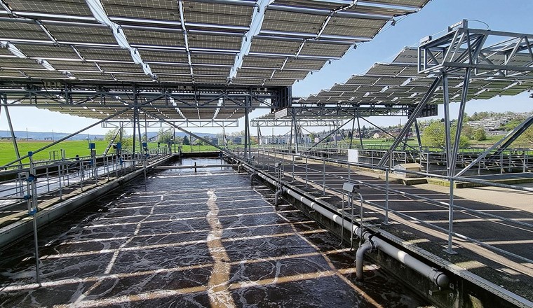 Fig. 12 Künftig sollen mehr Kläranlagen für die Elimination von Mikroverunreinigungen auf­gerüstet und die Limiten für die Stickstoffelimination verschärft werden. Im Bild die ARA Bassersdorf, die schon seit 2018 über eine Ozonung verfügt und seit 2020 mit einem Solardach Strom produziert. (© VSA)