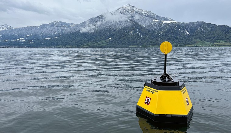 Fig. 9 Die Zuger Regierung plant eine Belüftung für den Zugersee. Eine Messboje mit Unterwassermikroskop (Aquascope) unterstützt bei der Überwachung.(© Eawag)