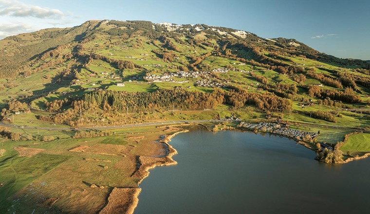 Fig. 8 Die Situation am Lauerzersee (SZ) zeigt Defizite im Moorschutz, hier u. a. mit dem illegal erweiterten Campingplatz und fehlenden Pufferzonen. (© Kanton Schwyz)