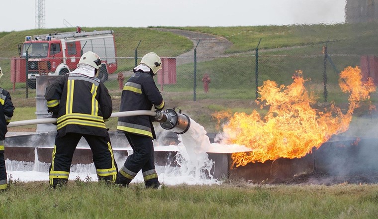 Fig. 3 Rund um Übungsplätze von Feuerwehren sind Böden und Grundwasser mit PFAS aus Schaumlösch­mitteln belastet. Aber die Problematik der fast nicht abbaubaren Stoffe zeigt sich auch an vielen anderen Orten.(© AdobeStock)