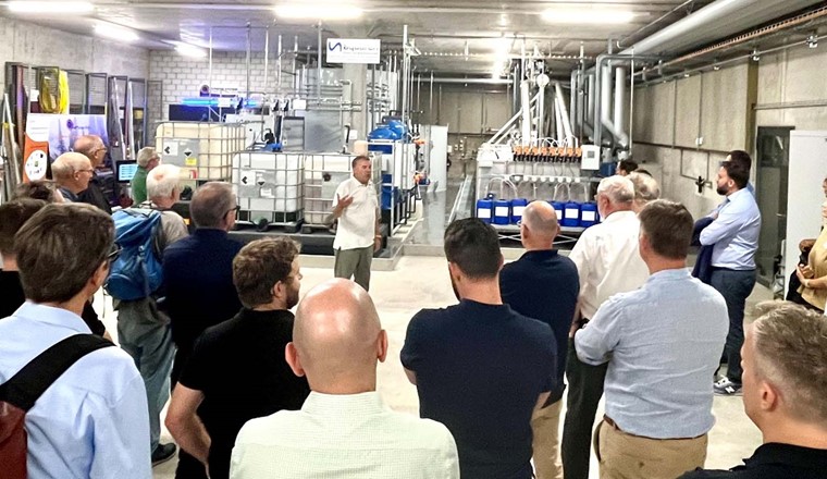 Die Mitglieder bei der Besichtigung des Betriebs von Hochuli Metallbau. © Powerloop