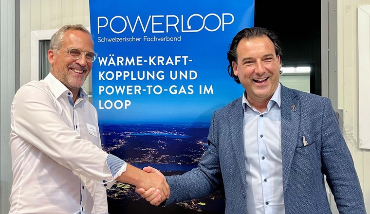 Kurz Lanz (links) übergibt symbolisch die Geschäftsführung von Powerloop an Remo Daguati. © Powerloop