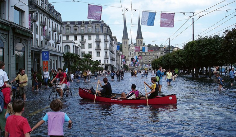 Fig. 2 Beim Hochwasser 2005 trat der Vierwaldstättersee über die Ufer und setzte unter anderem den Schweizerhofquai in Luzern unter Wasser. (© Daniel Viviroli)