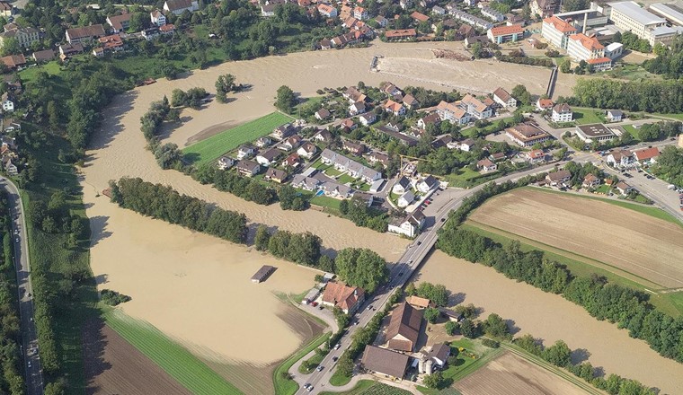 Fig. 1 Reuss im August 2005, als sie bei Gebensdorf/Windisch über die Ufer trat. Solche «dynamischen» Hochwasser in Fliessgewässern standen im Zentrum des EXCH-Projekts. (© Bildarchiv ETH-Bibliothek Zürich)