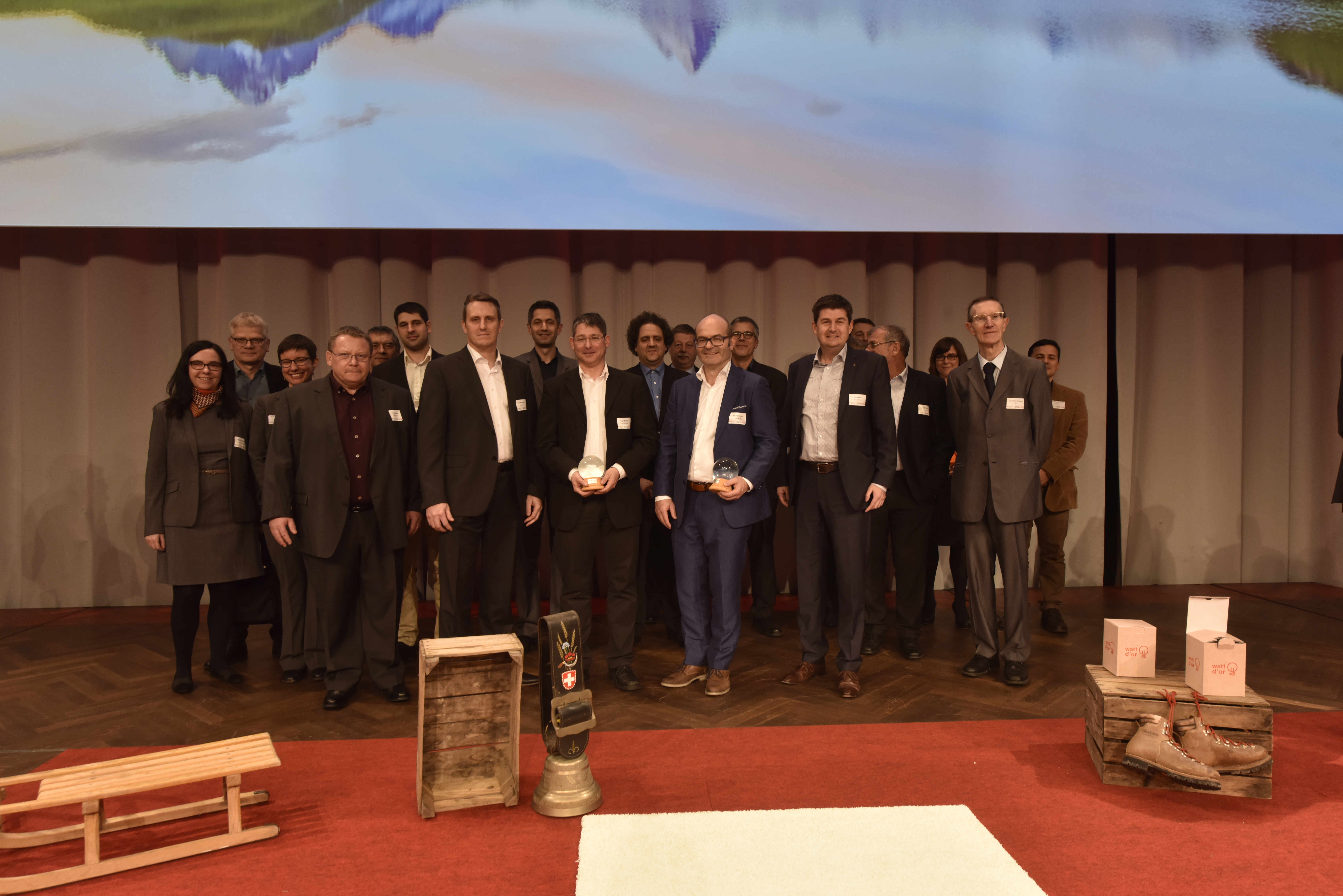 Gemeinsam mit weiteren Vertreterinnen und Vertretern vom PSI und von Energie 360° nehmen Dr. Serge Biollaz und Peter Dietiker (Bildmitte) in Bern den Watt d’Or entgegen. (Foto: BFE).