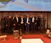 Gemeinsam mit weiteren Vertreterinnen und Vertretern vom PSI und von Energie 360° nehmen Dr. Serge Biollaz und Peter Dietiker (Bildmitte) in Bern den Watt d’Or entgegen. (Foto: BFE). Gemeinsam mit weiteren Vertreterinnen und Vertretern vom PSI und von Energie 360° nehmen Dr. Serge Biollaz und Peter Dietiker (Bildmitte) in Bern den Watt d’Or entgegen. (Foto: BFE).