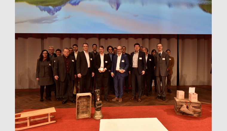 Gemeinsam mit weiteren Vertreterinnen und Vertretern vom PSI und von Energie 360° nehmen Dr. Serge Biollaz und Peter Dietiker (Bildmitte) in Bern den Watt d’Or entgegen. (Foto: BFE).
