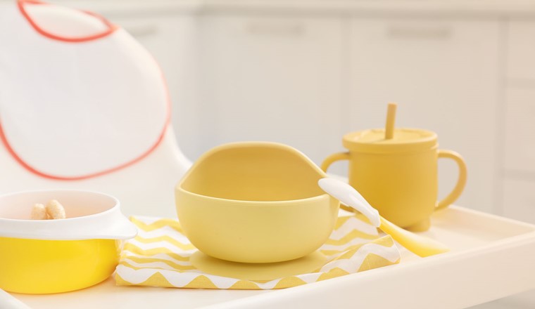 Melamin wird breit eingesetzt, ein Grossteil davon in der Kunststoffproduktion (Melaminharze). Melamin zählt zu den Stoffen, die am häufigsten in Gewässerproben nachgewiesen werden. © Adobe Stock