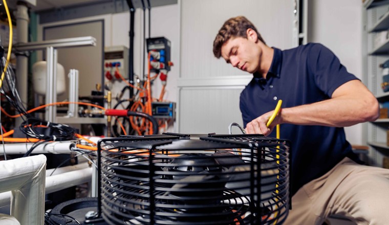 Leon Brendel von der Ostschweizer Fachhochschule arbeitet an einer neuen Wärmepumpe. © Ostschweizer Fachhochschule OST
