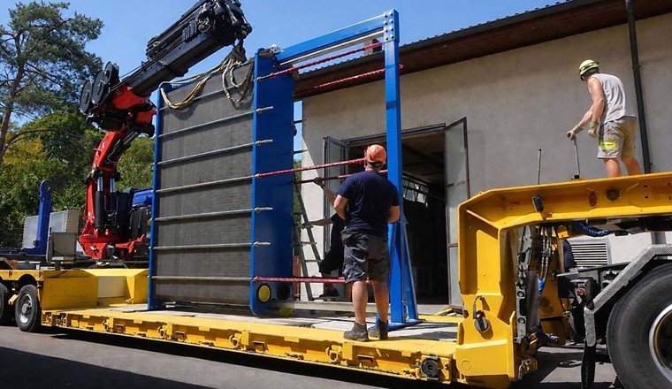 Mithilfe eines Kranlastwagens wird der Wärmetauscher mit einem Gewicht von rund 8.7 t vom Tieflader abgeladen. © Thurplus
