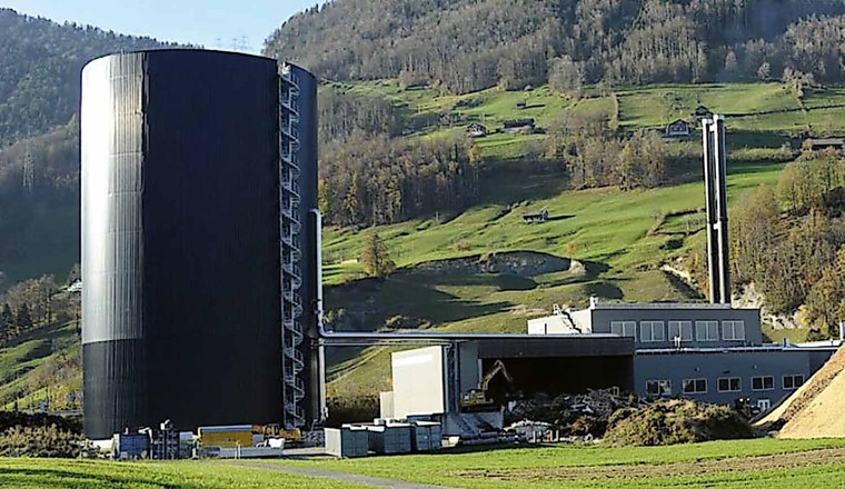 Fig. 4 Von Weitem sichtbar: der 50 m hohe Tankspeicher in Schwyz. (© Agro Energie Schwyz AG)