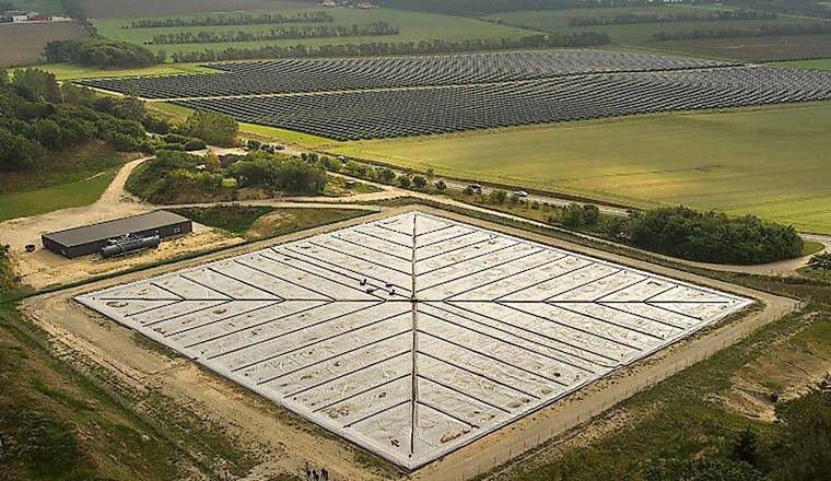 Fig. 5 Erdbeckenwärmespeicher im dänischen Dronninglund im Endzustand 2020. (© aalborg csp)