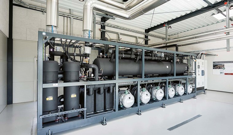 Fig. 2 Die Wärmepumpe des Heizkraftwerks Allangåbro. Das Besondere an der Anlage ist, dass sie beim Hersteller auf einem Rahmen aufgebaut und anschliessend komplett montiert an das Heizwerk geliefert wurde, wo sie angeschlossen wurde. (© Jesper Voldgaard)