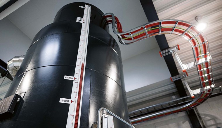 Fig. 3 Elektrokessel mit einer Leistung von 3 Megawatt. Wenn der Wasserstand im Kessel den Pfeil «Elektroden» (Zweiter von unten) erreicht,
erzeugt der Boiler Wärme. (© Jesper Voldgaard)