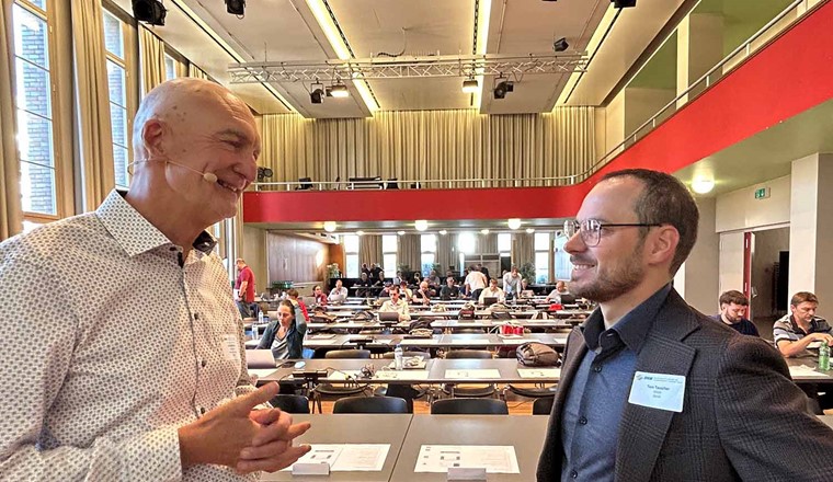 Der W-UK3-Vorsitzende Adrian Rieder (l.) im Gespräch mit Tom Tauscher, dem neuen Bereichsleiter Wasser auf der SVGW-Geschäftsstelle.