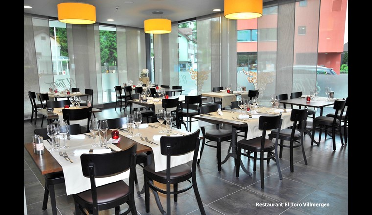 Les hôtes peuvent apprécier les spécialités de viande grillée dans une
atmosphère moderne et conviviale (Photos: IBW Wohlen)