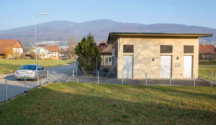 Eine Grundwasserfassung im Siedlungsgebiet im Kanton Solothurn: Eine zu nahe Bebauung von Ver
kehrswegen oder Siedlungen birgt die Gefahr für Verunreinigungen des Trinkwassers. Mit baulichen 
Massnahmen und regelmässigen Kontrollen, können die Risiken auf ein vertretbares Mass reduziert werden. (Quelle: AfU Solothurn)
