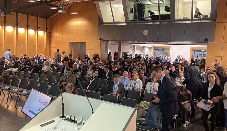Der Saal kurz vor dem Start.