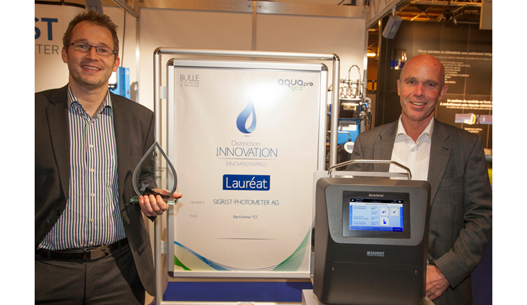 Simon Kuenzi (bNovate; à gauche) et René Gehri (Sigrist Photometer) se réjouissent de la distinction