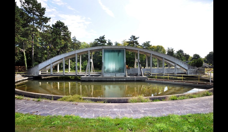 Dans le cadre de la rénovation complète de sa station d’épuration de Vidy, la Ville de Lausanne a décidé d’intégrer dans la nouvelle filière de traitement une étape d’élimination des micropolluants. Cette étape est composée d’une ozonation, suivie d’une adsorption sur charbon actif en poudre. Toutefois, l’ozone peut réagir avec certains composés présents dans les eaux usées et amener, ainsi, à la formation de sous-produits toxiques. 