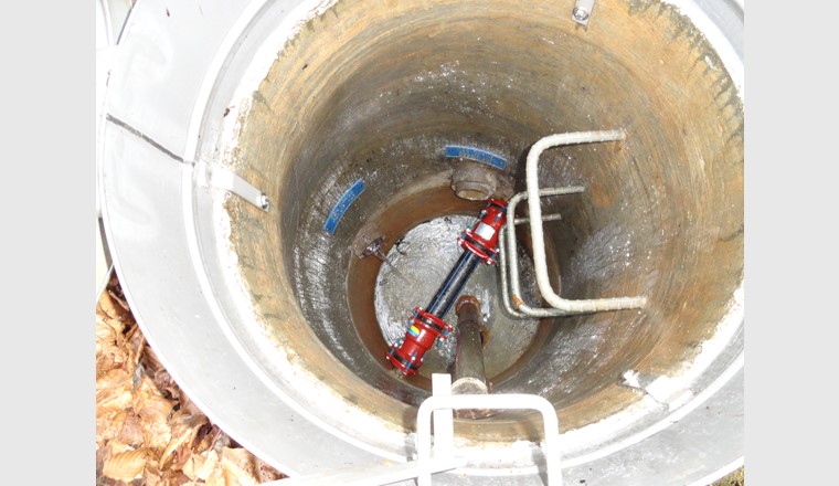 Zu einem Durchlaufschacht umgenutzte Brunnstube. Anlagentechnische Lösungen in Trinkwasserversorgungen dürfen resp. sollen individuell und für die spezifischen Betriebsgegebenheiten passend sein, solange kein erhöhtes Risiko für die Trinkwassersicherheit entsteht.