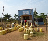 Wasserkiosk in Uganda. Das aus dem Lake Victoria stammende Wasser wird mit der schwerkraftgetriebenen Membranfiltration, kurz GDM, behandelt.