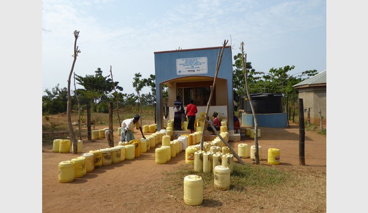 Wasserkiosk in Uganda. Das aus dem Lake Victoria stammende Wasser wird mit der schwerkraftgetriebenen Membranfiltration, kurz GDM, behandelt.