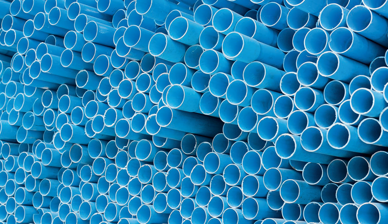 La présence de biofilms à la surface des membranes d’ultrafiltration: un avantage pour stabiliser le flux et augmenter la qualité du perméat. Le biofilm agit comme un premier filtre biologique alors que la membrane, son support, agit comme une barrière physique.