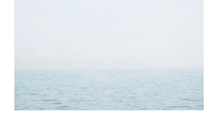 L'article se concentre sur l’utilisation thermique des lacs et des rivières. Ceux-ci peuvent offrir très localement de grandes quantités d’eau qui, de par sa forte capacité thermique, consiste en un stockage de chaleur très efficace.