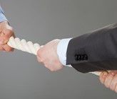 Seilziehen um Trinkwasserinteressen und Landwirtschaft. Bild (c): Maryna Pleshkun/123RF.jpg Seilziehen um Trinkwasserinteressen und Landwirtschaft. Bild (c): Maryna Pleshkun/123RF.jpg