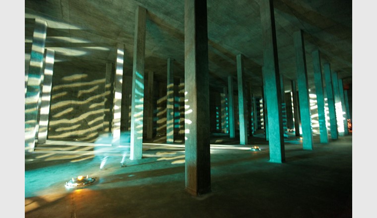 Lichtshow in der leeren Kammer des Reservoirs Lyren im Juni/Juli