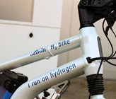 Statt Strom Wasserstoff tanken. Statt Strom Wasserstoff tanken.