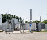 Die Power-to-Gas-Anlage im brandenburgischen Falkenhagen wurde um eine Methanisierungsanlage erweitert. Mit der neuen Anlage wird Wasserstoff mit CO2 in Methan umgewandelt. Dieses kann als synthetisches Erdgas in die bestehende Erdgasinfrastruktur uneingeschränkt gespeichert und transportiert werden. 