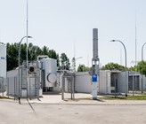 Die Power-to-Gas-Anlage im brandenburgischen Falkenhagen wurde um eine Methanisierungsanlage erweitert. Mit der neuen Anlage wird Wasserstoff mit CO2 in Methan umgewandelt. Dieses kann als synthetisches Erdgas in die bestehende Erdgasinfrastruktur uneingeschränkt gespeichert und transportiert werden.  Die Power-to-Gas-Anlage im brandenburgischen Falkenhagen wurde um eine Methanisierungsanlage erweitert. Mit der neuen Anlage wird Wasserstoff mit CO2 in Methan umgewandelt. Dieses kann als synthetisches Erdgas in die bestehende Erdgasinfrastruktur uneingeschränkt gespeichert und transportiert werden.
