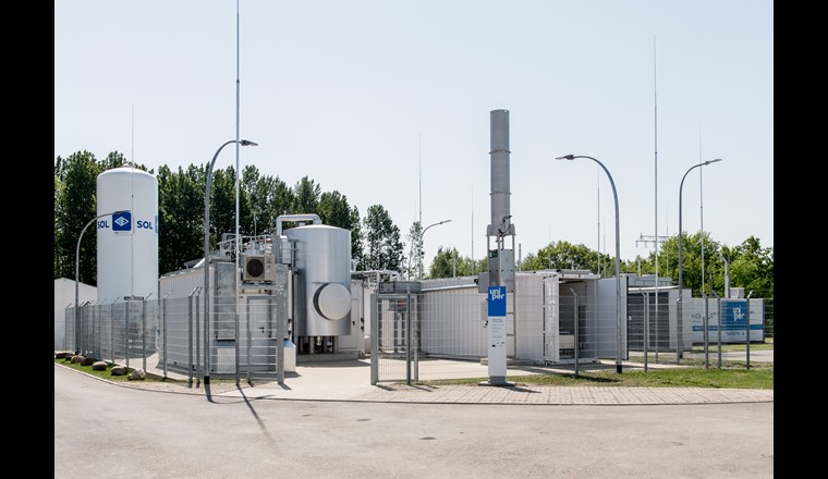 Die Power-to-Gas-Anlage im brandenburgischen Falkenhagen wurde um eine Methanisierungsanlage erweitert. Mit der neuen Anlage wird Wasserstoff mit CO2 in Methan umgewandelt. Dieses kann als synthetisches Erdgas in die bestehende Erdgasinfrastruktur uneingeschränkt gespeichert und transportiert werden. 