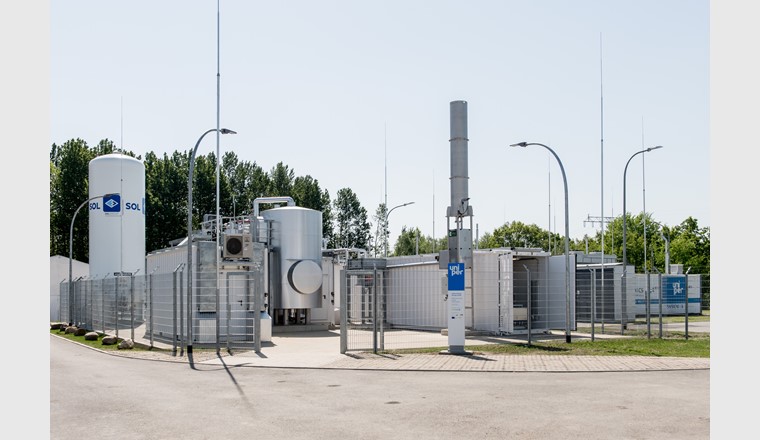 Die Power-to-Gas-Anlage im brandenburgischen Falkenhagen wurde um eine Methanisierungsanlage erweitert. Mit der neuen Anlage wird Wasserstoff mit CO2 in Methan umgewandelt. Dieses kann als synthetisches Erdgas in die bestehende Erdgasinfrastruktur uneingeschränkt gespeichert und transportiert werden. 