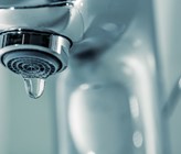 Wasserstatistik: Seit Mitte der 1980-er Jahre ist der Wasserverbrauch – mit Ausnahme einzelner Jahre – stetig zurückgegangen und dies trotz steigender Wohnbevölkerung. (Foto: 123rfcom/Andrey Kuzmin) Wasserstatistik: Seit Mitte der 1980-er Jahre ist der Wasserverbrauch – mit Ausnahme einzelner Jahre – stetig zurückgegangen und dies trotz steigender Wohnbevölkerung. (Foto: 123rfcom/Andrey Kuzmin)