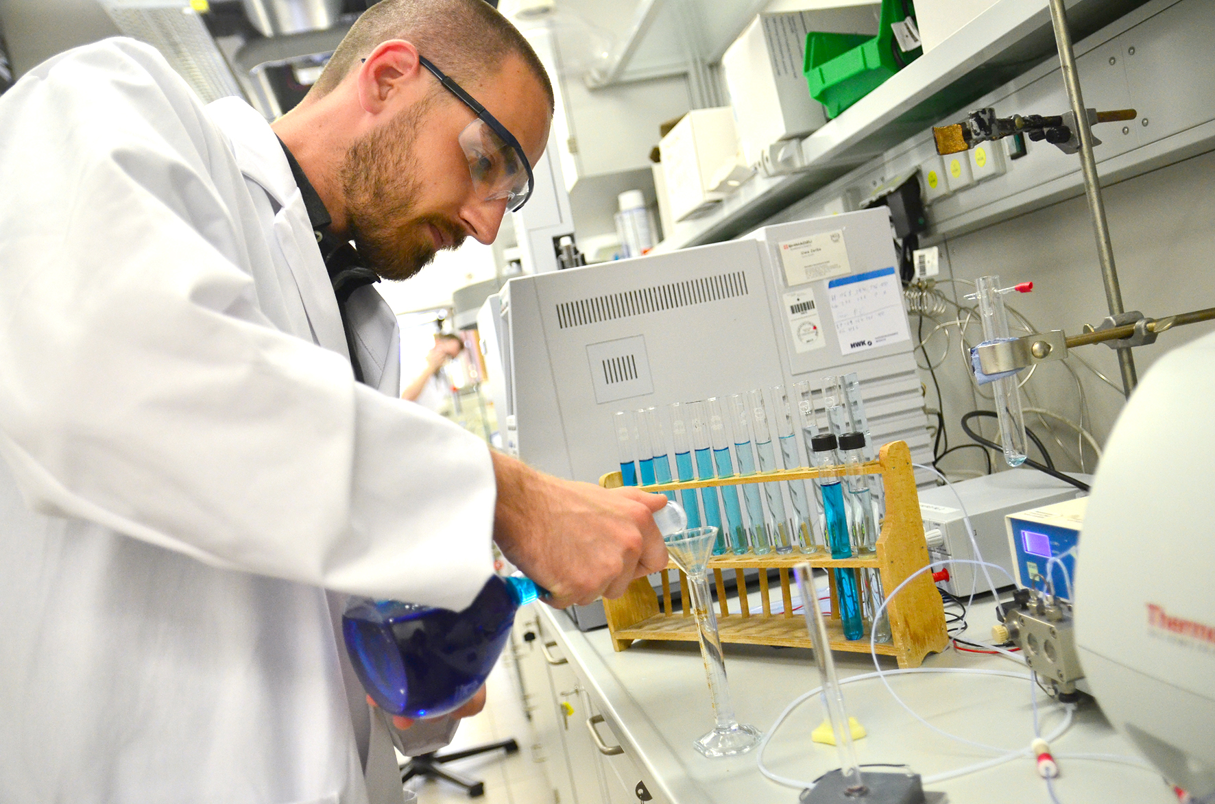 Davide Viscarelli aus Bologna bereitet Proben vor, mit denen er verschiedene Lichtleiter testet. Foto: FH Münster