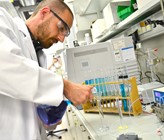 Davide Viscarelli aus Bologna bereitet Proben vor, mit denen er verschiedene Lichtleiter testet. Foto: FH Münster Davide Viscarelli aus Bologna bereitet Proben vor, mit denen er verschiedene Lichtleiter testet. Foto: FH Münster