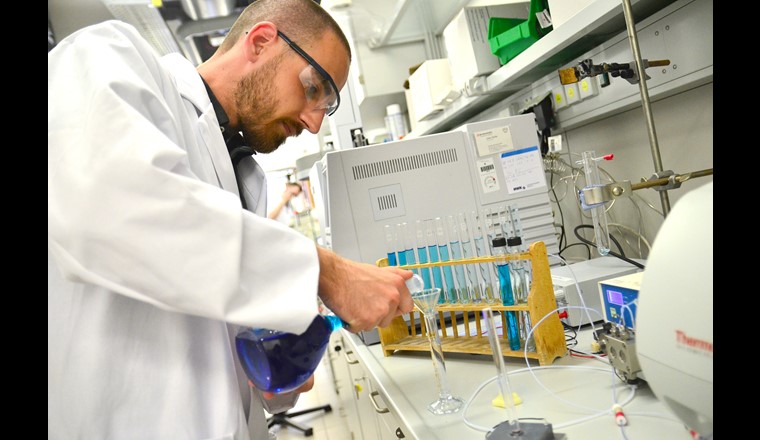 Davide Viscarelli aus Bologna bereitet Proben vor, mit denen er verschiedene Lichtleiter testet. Foto: FH Münster