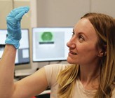 Sanja Sviben während Untersuchungen für ihre Doktorarbeit Sanja Sviben während Untersuchungen für ihre Doktorarbeit