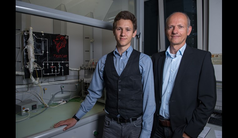 Oliver Kröcher (à droite) et Andrey Petrov à la station expérimentale où le catalyseur pour les moteurs à mélange pauvre a été développé. (Photo: Institut Paul Scherrer/Mahir Dzambegovic)