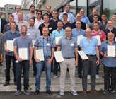 Gruppenbild mit "Ehrengästen": Über drei Dutzend erfolgreiche Brunnenmeister konnten ihren Fähigkeitsausweis entgegennehmen. Gruppenbild mit "Ehrengästen": Über drei Dutzend erfolgreiche Brunnenmeister konnten ihren Fähigkeitsausweis entgegennehmen.