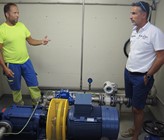 Brunnenmeister Michel Poroli Bastone (l.) und AFT-Präsident Matteo Negri bei der Kontrolle einer der vielen Reservoirs in der Gemeinde Ronco.