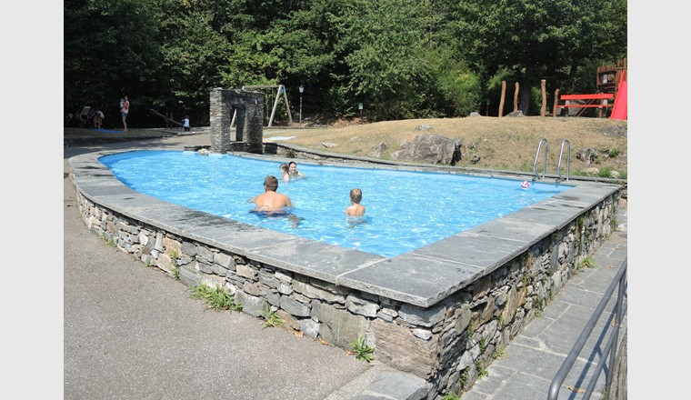 Schwimmbad für die Öffentlichkeit auf dem Colle San Marco, der zur Gemeinde Ronco gehört.