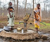 Immer mehr Menschen in Indien pumpen immer grössere Mengen an Wasser aus der Tiefe – vermeintlich sauberes Grundwasser.  Immer mehr Menschen in Indien pumpen immer grössere Mengen an Wasser aus der Tiefe – vermeintlich sauberes Grundwasser.