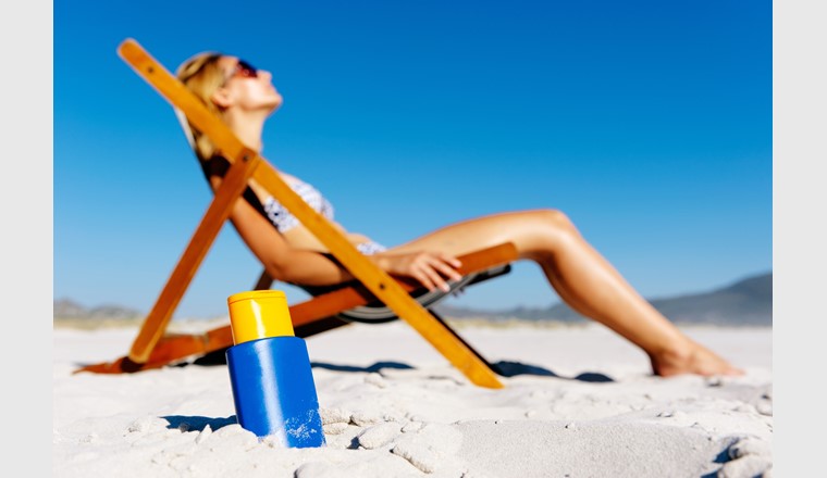 Titandioxid aus Sonnencremes kann sich am Strand im Meerwasser anreichern.