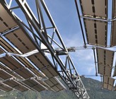 Das weltweit erste Solarfaltdach über einer Kläranlage steht in Chur.