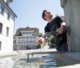 Christoph Scheuber, Brunnenmeister von Stans: " Wasser ist heute wohl das wohl am strengsten kontrollierte Lebensmittel!" (Foto: Luzerner Zeitung)